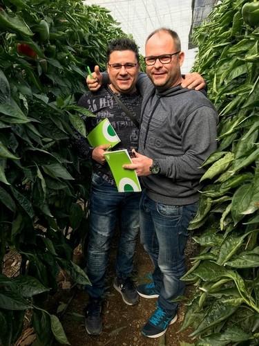 Manuel Sánchez (dcha) junto a un amigo. Manuel es asiduo de Acorde RZ, variedad con la que está obteniendo muy buenos resultados