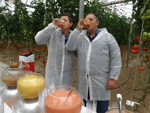 Manuel Hernández y Juan Ramón Rodríguez, de Rijk Zwaan, probando los gazpachos elaborados con diferentes variedades de tomate