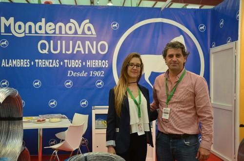 María García Verde junto a Juan Fernández, ambos de Mondenova, en el stand de la empresa en la feria