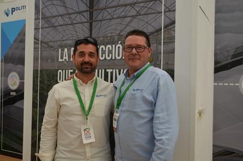 Ángel Fornieles y Cecilio Vargas, de Politiv Europa, dando a conocer las ventajas de sus plásticos para invernadero