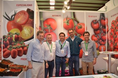 Parte del equipo de Isi Sementi, que este año está mostrando sus novedades en tomate y calabacín