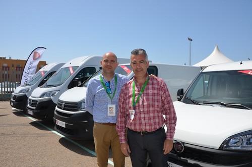 Antonio del Rey, director comercial de Nieto Motor, con José Luis Navarro, asesor comercial.