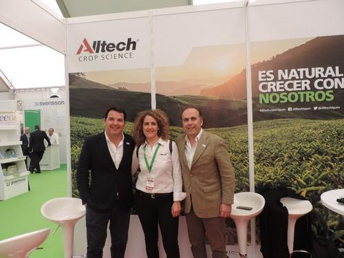 Francisco Zunino, jefe de zona; Raquel Martínez, delegada de Almería; y Agustín Murillo, director comercial, parte del equipo de Alltech Crop Science