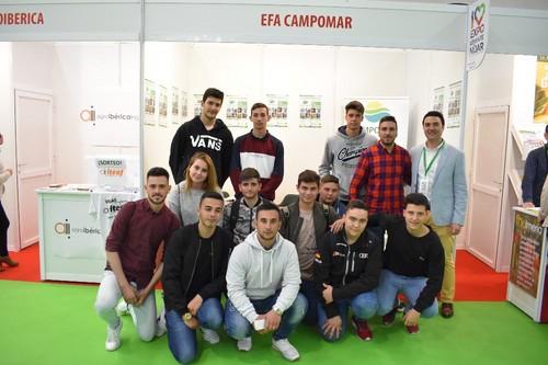 Un grupo de alumnos de primero de EFA Campomar del grado medio de Electromecánica de vehículos.
