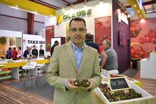 Rafael Bonet, director general de HM Clause con el tomate Adora de la marca.