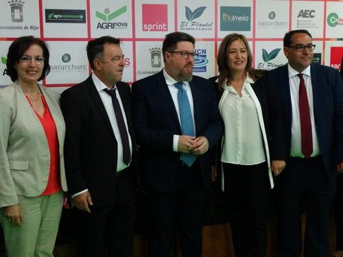 El consejero de Agricultura con, entre otros, la delegada del Gobierno de la Junta en Almería, Gracia Fernández, y la alcaldesa de Níjar.