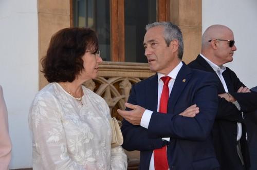 La delegada del Gobierno de la Junta conversa con el alcalde de Dalías.