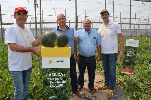 Andrés Pérez y Manuel Porras, de HM Clause, flanquean a dos de los agricultores que ya han apostado por Casilda.