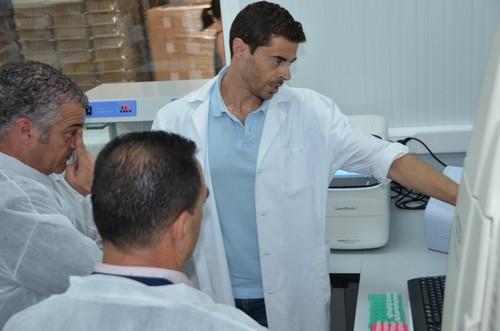 Fernando Pérez explica algunos de los análisis que se realizan en el nuevo laboratorio.