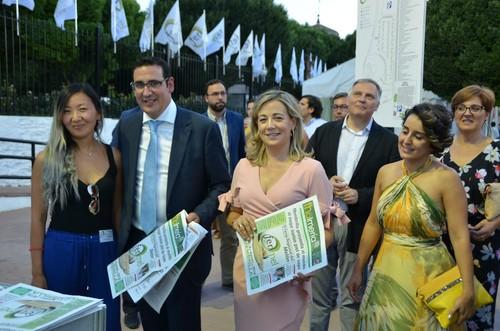 Caterina Pak, comercial de fhalmería, junto al alcalde de Membrilla, Manuel Borja Menchén, y la presidenta nacional de AMFAR, Lola Merino.