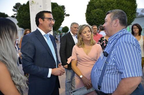 José Antonio Gutiérrez, director de fhalmería (dcha), conversa con las autoridades en el expositor de la pubicación en Ferimel.