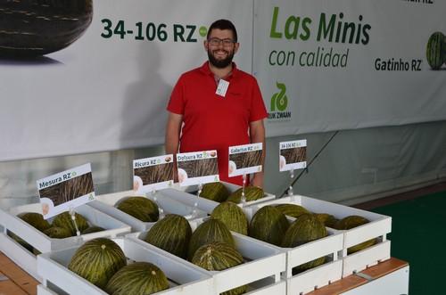 Antonio Solís posando con las variedades estrella de Rijk Zwaan de melón piel de sapo.