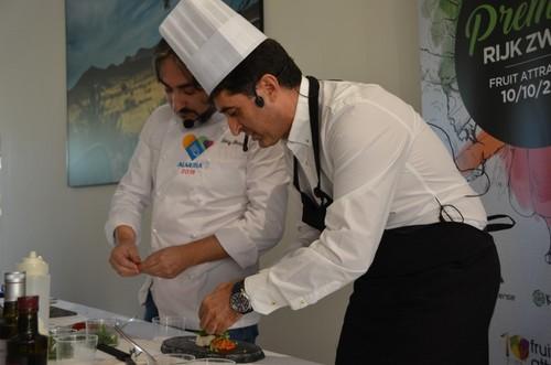 Ricardo Ortiz se ha animado a cocinar para los asistentes