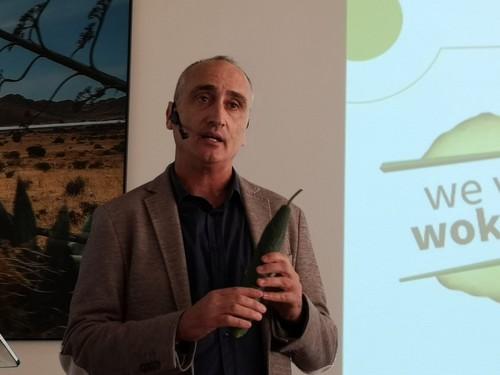 Alberto Cuadrado, Chain Project Manager de Rijk Zwaan, explicando las ventajas del pepino asiático