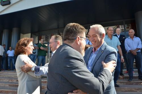 Consejero y alcalde de Dalías se saludan.