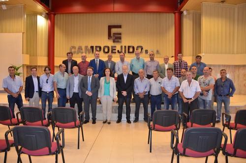 Foto de familia de miembros de la administración andaluza y de la sociedad cooperativa.
