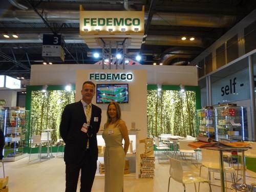 Alberto Palmí y Marta Albert, de Fedemco, estuvieron mostrando sus envases a los visitantes a su stand