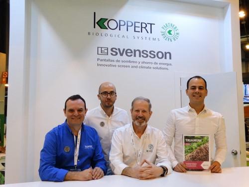 Javier Villegas, segundo derecha, coordinador comercial de Koppert España, junto a otros compañeros