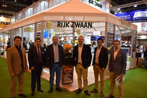 Una parte del equipo de Rijk Zwaan, multinacional de semillas que ganó el premio Accelera de Fruit Attraction, posó para Fhalmería