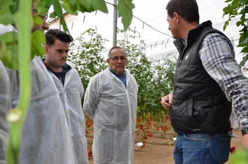 Manuel Hernández y algunos productores de tomate