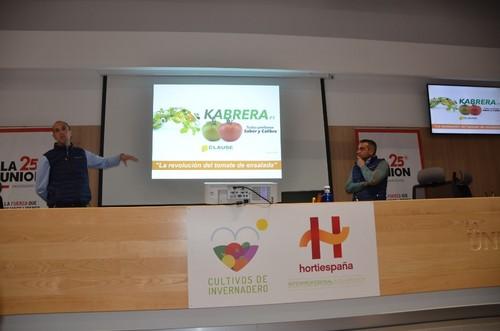 Manuel Porras y Manuel Ferrer explicaron las características de Kabrera a los asistentes.