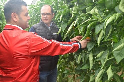 Antonio Gutiérrez resolviendo dudas a un agricultor asistente a las jornadas.