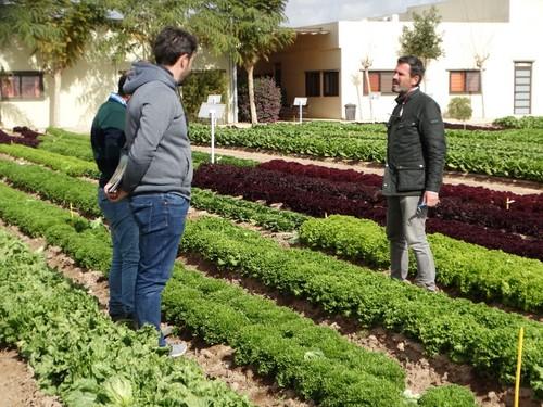 Alfonso Fernández, sale specialist salads, en campo con unos clientes.