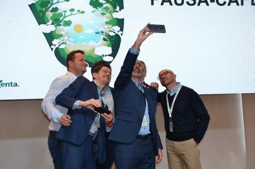 Fernando Gómez se hace un selfie con parte de los ponentes.