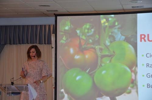 Marina García, técnico comercial de Meridiem Seeds, presentando las variedades de tomate de la casa de semillas española.