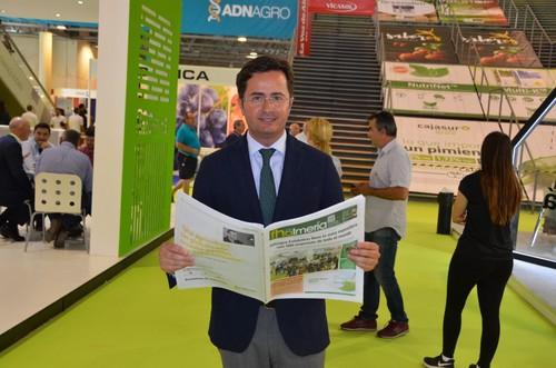 El alcalde de El Ejido, Francisco Góngora, posando con el periódico Fhalmería