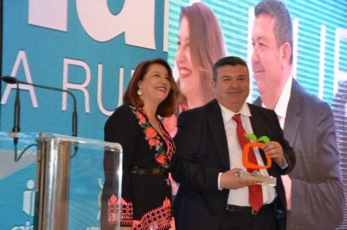 La consejera de Agricultura, Carmen Crespo, le ha entregado el premio al medio de comunicación al director fhalmería, José Antonio Gutiérrez
