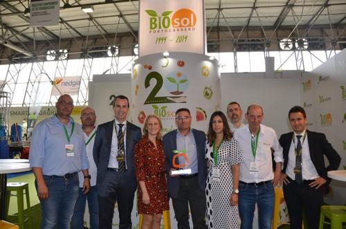 El equipo de Biosol Portocarrero ha posado con el galardón recibido de parte de la organización de Infoagro