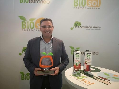 Francisco Alejo Salado, gerente de Biosol Portocarrero, posando con el premio que ha recibido la empresa