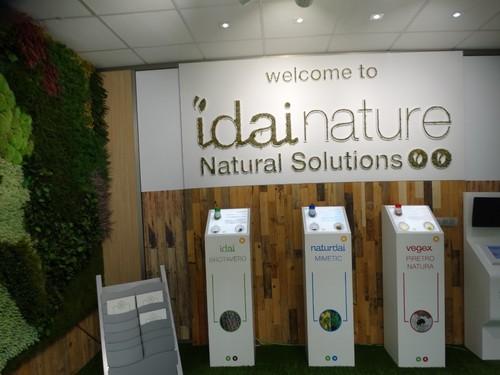 Muestras de soluciones naturales de Idai Nature para 'curar plantas con plantas'.