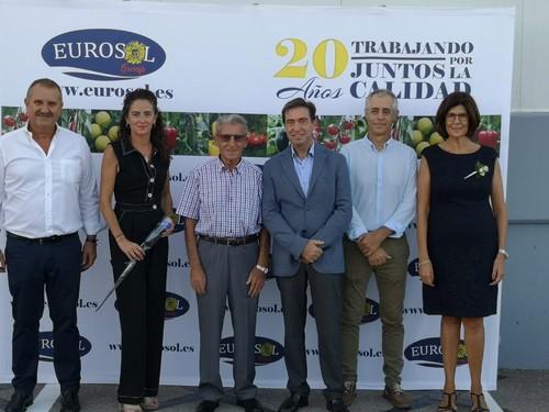 Mari Carmen Cano (drcha.), la gerente de Eurosol, José Cerezo, el presidente (centro) junto con la delegada y el secretario general de la Agricultura y empleados.