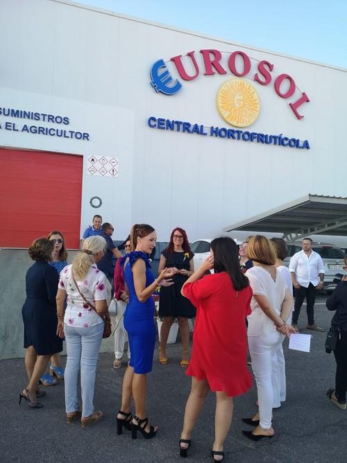 Equipo de Eurosol recibió a cada uno de asistentes del aniversario, regalando una rosa.
