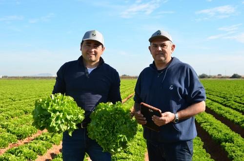 José Parra y Franco Donati, de ISI Sementi, mostrando las nuevas escarolas