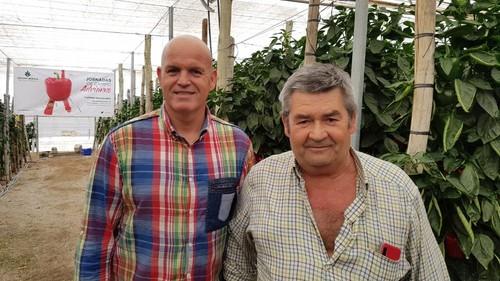 Juan Diego Martínez, comercial de Zeraim, junto a Juan 'Barrera', agricultor propietario de la finca donde se mostró una de las novedades.