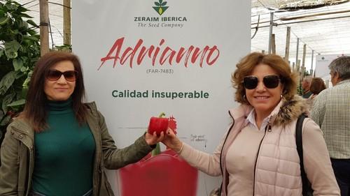 Dos de las productoras que asistieron a las jornadas sostiene un fruto de esta novedad de Zeraim.