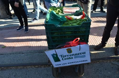 Un agricultor de Torrenueva Costa, además de mostrar su solidaridad con los agricultores almerienses con su presencia, trajo consigo habas para que todos pudieran degustarlas.