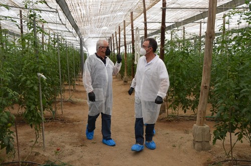 Andrés Pérez (dcha.), de HM.CLAUSE, con uno de los agricultores asistentes a las jornadas.