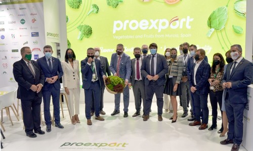 El presidente de la Región de Murcia, López Miras, en su visita al stand de Proexport en Fruit Attraction.