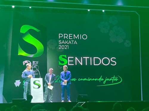 Premio Sentidos de Sakata entregado a nutricionista influencer Carlos Ríos.