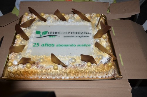 La tarta con el eslogan '25 años abonando sueños'
