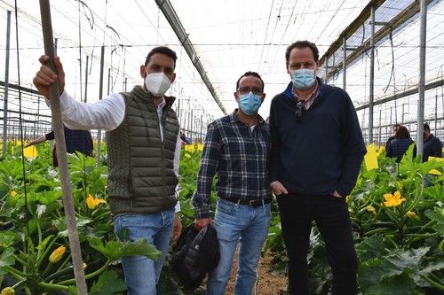 David González, de HM.CLAUSE (izq), con dos agricultores asistentes a las jornadas.