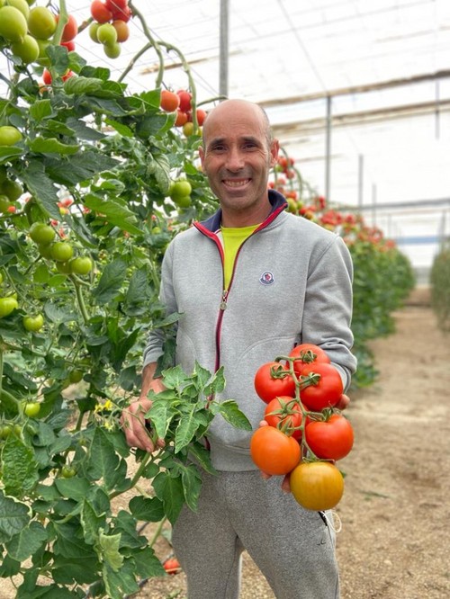 Daniel Barbero, agricultor de Realsol RZ posando con un ramo de esta variedad