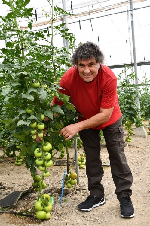 Antonio Arcos, agricultor de Alhama de Almería posando con la variedad Pontal RZ