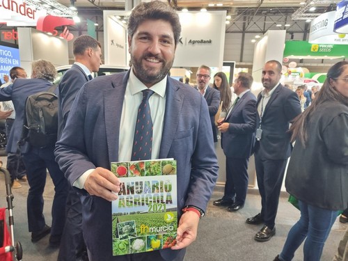 Fernando López Miras, presidente de la Región de Murcia con un ejemplar del Anuario Agrícola de FHMURCIA