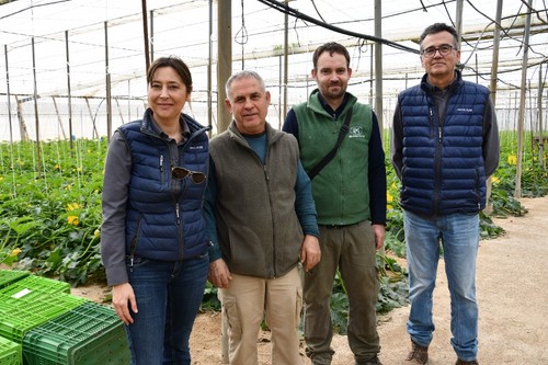 Beatriz Palmero y Javier Achón, de la casa de semillas, acompañando a dos de los muchos agricultores asistentes.
