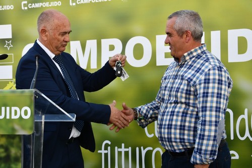 Cristóbal Martín entrega las llaves del coche que sorteba la cooperativa al ganador.